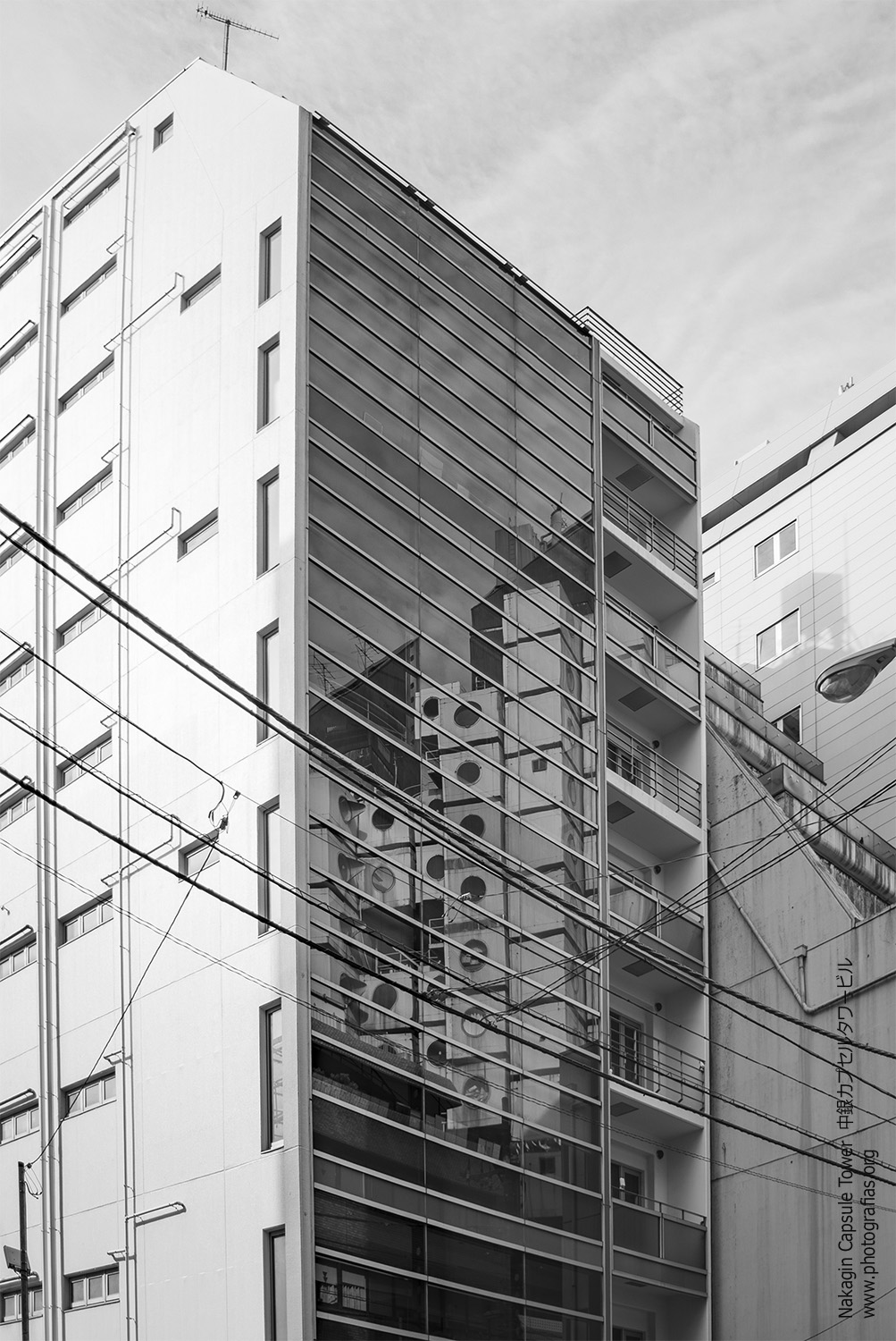 Nakagin Capsule Tower - By Architect Kisho Kurokawa - Metabolism Architecture - Tokyo, Japan. 中銀カプセルタワービル - 黒川 紀章. #Architect #Architecture #Nakagin #NakaginCapsuleTower #saveNakagin #kurokawa #Metabolism #Architecturedesign #modernarchitecture #Design #Tokyo #Japan http://photografias.org